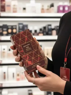 Miembro VIB Rouge de Sephora explorando un nuevo producto exclusivo.