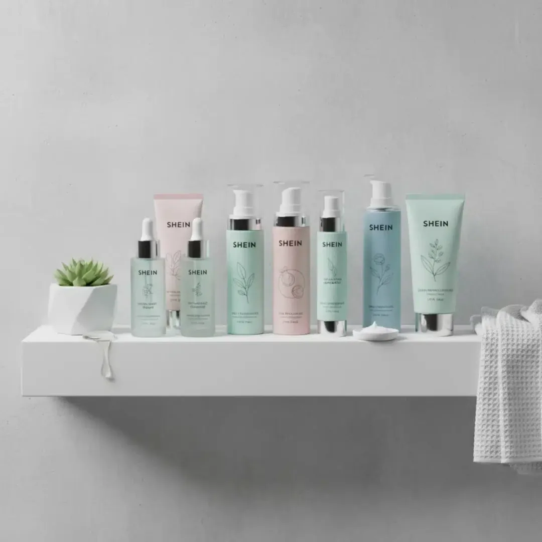 Surtido de productos SHEIN para el cuidado de la piel en un estante de baño minimalista.
