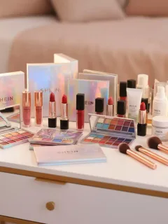 Variedad de productos SHEIN Beauty, incluyendo maquillaje y cuidado de piel, sobre un tocador moderno.