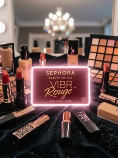 Tarjeta Beauty Insider VIB Rouge de Sephora rodeada de productos de maquillaje y cuidado de la piel de lujo.