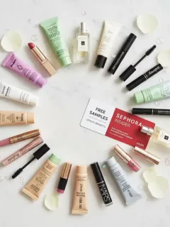 Variedad de muestras gratis de Sephora, con productos de maquillaje, cuidado de la piel y fragancias, junto a una tarjeta Sephora Insider.