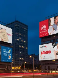 Paisaje urbano español al atardecer con anuncios digitales y símbolos legales, representando la adaptación de marcas a la nueva Ley de Publicidad España 2026.