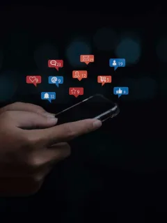 la persona con la estrategia de ‘dark social’.