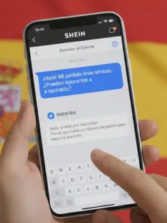 Mujer contactando al soporte de SHEIN España desde su móvil para resolver un problema de pedido.