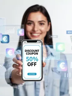 Mujer usando un smartphone para encontrar descuentos en plataformas online en España, sonriendo con satisfacción.