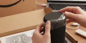 Persona abriendo un paquete de Amazon con un producto electrónico, simbolizando la recepción de artículos gratuitos en Amazon Vine.