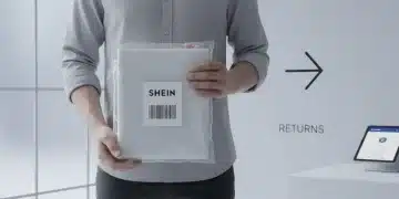 Persona preparando un paquete de devolución de SHEIN para enviar en 2025