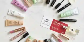 Variedad de muestras gratis de Sephora, con productos de maquillaje, cuidado de la piel y fragancias, junto a una tarjeta Sephora Insider.