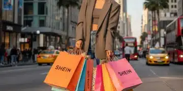 Mujer joven sonriendo con bolsas de compra de SHEIN, mostrando satisfacción por sus ahorros.