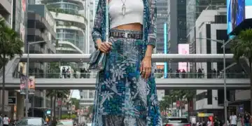 Mujer joven con un outfit moderno y chic de SHEIN, combinando varias prendas y accesorios para un look impactante en 2025.