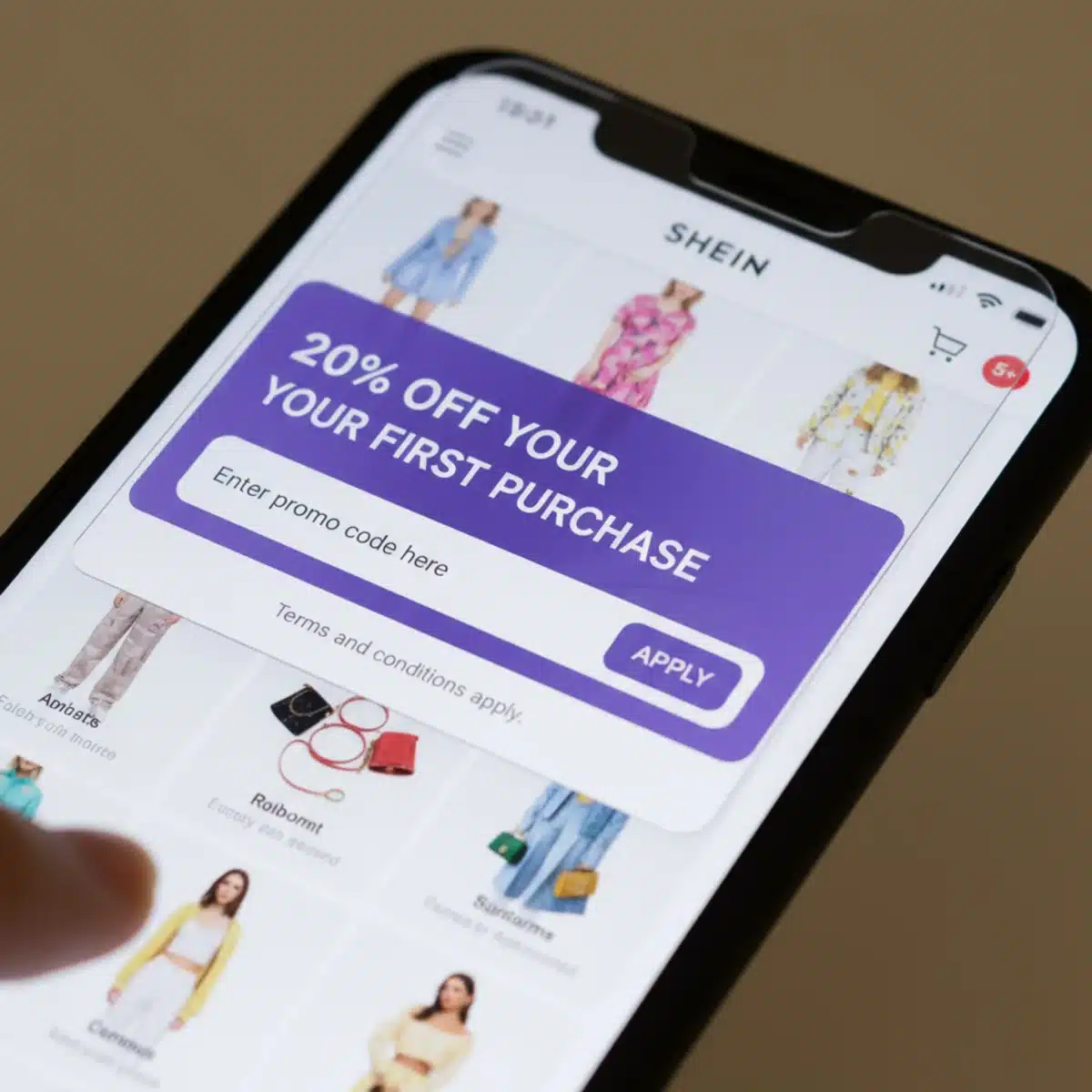 Pantalla de móvil con la aplicación de SHEIN mostrando un cupón de 20% de descuento para el primer pedido.