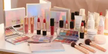 Variedad de productos SHEIN Beauty, incluyendo maquillaje y cuidado de piel, sobre un tocador moderno.