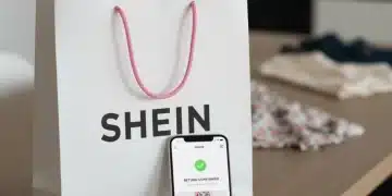 Bolsa de compras de SHEIN con un smartphone mostrando las nuevas políticas de devolución en Estados Unidos para 2025.