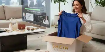 Mujer abriendo un paquete de SHEIN Premium, simbolizando envíos rápidos y beneficios exclusivos.