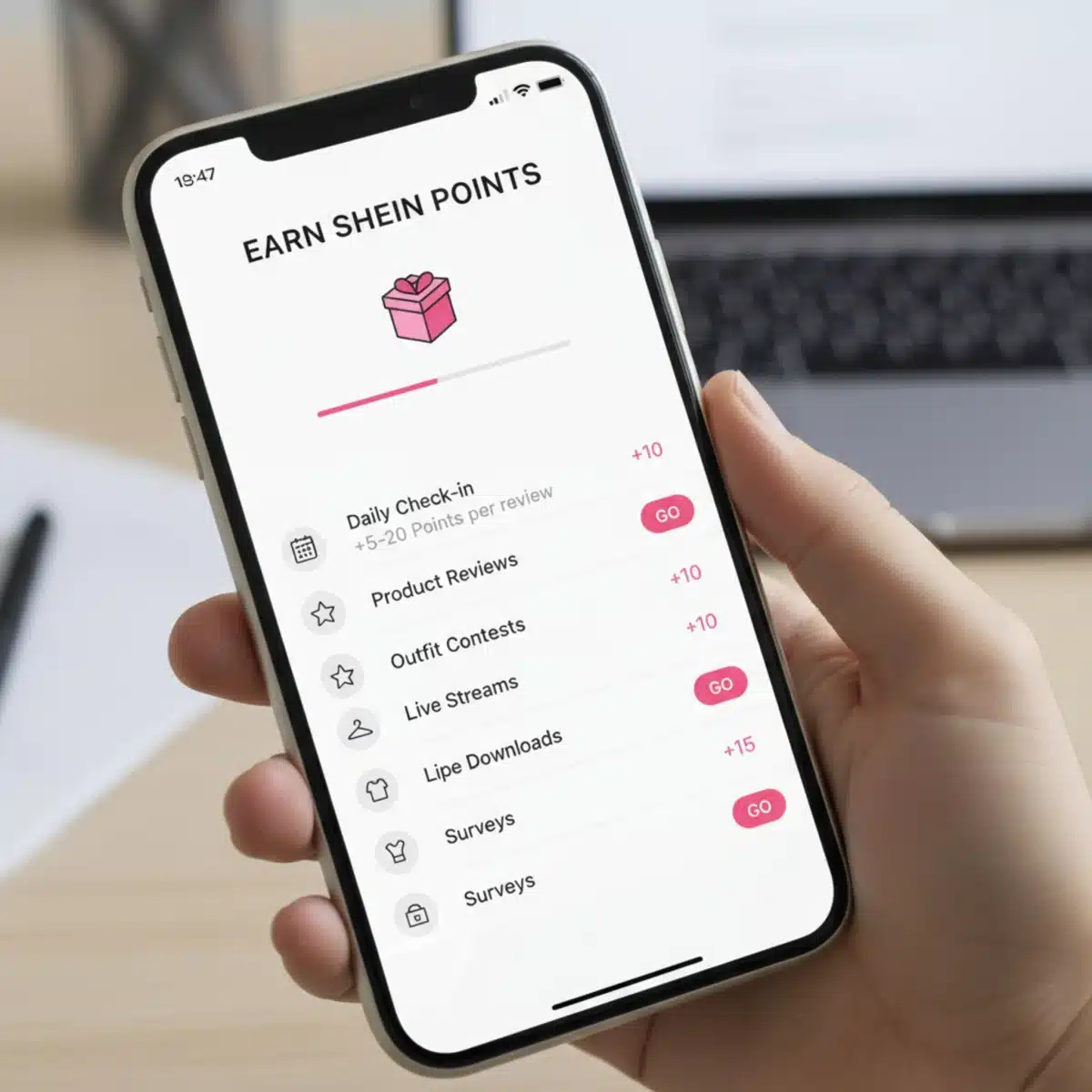 Pantalla de smartphone con la aplicación SHEIN mostrando opciones para ganar puntos, como check-ins diarios y reseñas de productos.