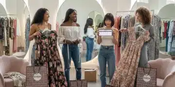 Mujeres felices probándose ropa de SHEIN y consultando una guía de tallas en una tienda moderna.