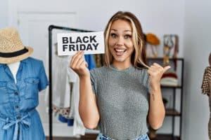 mujer aprovechándose Oportunidades de marca para el Black Friday.
