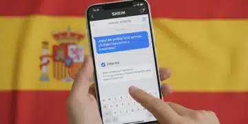 Mujer contactando al soporte de SHEIN España desde su móvil para resolver un problema de pedido.