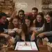 Grupo de amigos disfrutando y comprando en una sesión de SHEIN Live con descuentos.