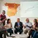 Ciudadanos españoles debatiendo la reforma de pensiones y sus previsiones hasta 2026.