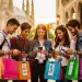 Estudiantes felices aprovechando descuentos en España con sus carnés universitarios.