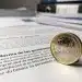 Monedas de euro sobre un documento de reforma de pensiones en España