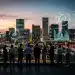 Panorama urbano de una ciudad española al anochecer, con gráficos digitales y siluetas de profesionales, simbolizando los desafíos del mercado laboral.