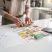 Mujer organizando cupones y tarjetas de fidelización para maximizar el ahorro en supermercados